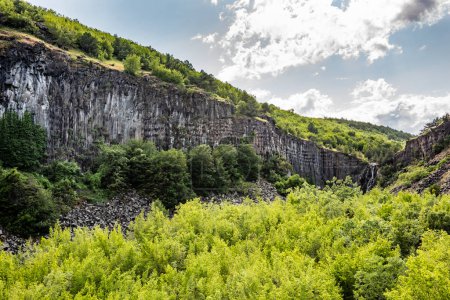 Foto de Basalt Rocks en el distrito de Boyabat. Sinop, Turquía. afloramientos de rocas volcánicas en forma de basalto columnar ubicado en Sinop. Basalto Rocas Monumento a la Naturaleza. - Imagen libre de derechos