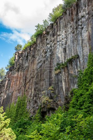 Foto de Basalt Rocks en el distrito de Boyabat. Sinop, Turquía. afloramientos de rocas volcánicas en forma de basalto columnar ubicado en Sinop. Basalto Rocas Monumento a la Naturaleza. - Imagen libre de derechos