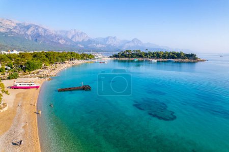 Téléchargez les photos : Kemer, Antalya, Turquie. Vue aérienne de Moonlight Beach à Kemer. Belles couleurs turquoise de la mer Méditerranée. Drone shot. - en image libre de droit