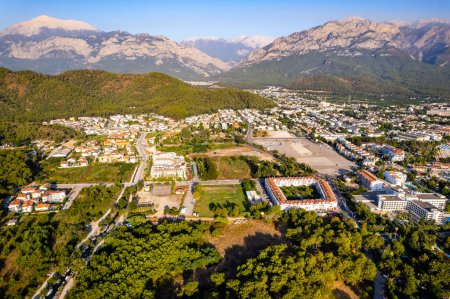 Téléchargez les photos : Kemer, Antalya, Turquie. Vue aérienne du district de Kemer. Drone shot. - en image libre de droit