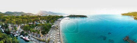 Téléchargez les photos : Kemer, Antalya, Turquie. Vue aérienne de Moonlight Beach à Kemer. Belles couleurs turquoise de la mer Méditerranée. Drone shot. - en image libre de droit