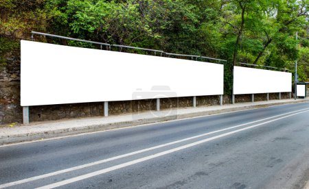 Foto de Tablero gigante grande de la cartelera en blanco para la publicidad exterior
. - Imagen libre de derechos