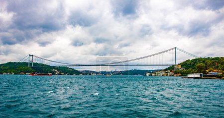 Foto de Estambul, Turquía. Hermoso paisaje del Bósforo de Estambul. Vista del puente Fatih Sultan Mehmet. - Imagen libre de derechos