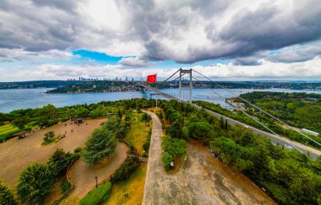 Foto de Estambul, Turquía. Hermoso paisaje del Bósforo de Estambul. Vista del puente Fatih Sultan Mehmet. - Imagen libre de derechos