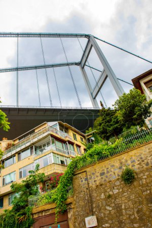 Téléchargez les photos : Vue des appartements avec pont. Pont Fatih Sultan Mehmet à Istanbul, Turquie. - en image libre de droit