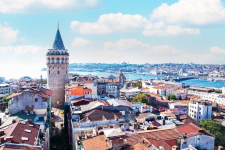 Téléchargez les photos : Tour Galata à Istanbul, Turquie. Vue aérienne de la tour Galata avec ciel bleu. - en image libre de droit