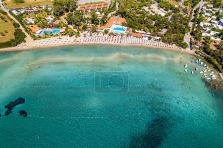 Téléchargez les photos : Plage de Karaincir (baie de Karaincir) à Datca. Mugla, Turquie. Vue aérienne de la plage avec eau turquoise. Drone shot - en image libre de droit