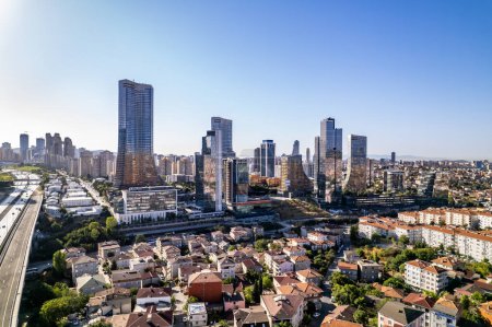 Téléchargez les photos : District d'Atasehir à Istanbul, Turquie. Atasehir est un quartier moderne avec des gratte-ciel. Atasehir est dans la partie anatolienne d'Istanbul. - en image libre de droit