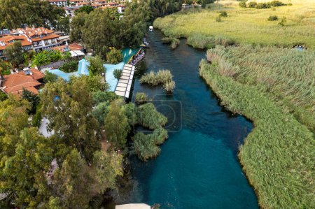 Foto de Río Azmak en el distrito de Akyaka en Ula, Mugla, Turquía. Vista aérea del río Azmak. Acuario natural. - Imagen libre de derechos