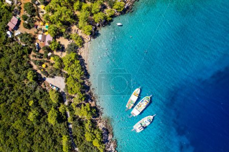Foto de Marmaris, Mugla, Turquía. Playa Incekum en Marmaris con agua turquesa perfecta. Vista aérea de la playa, tiro con dron. - Imagen libre de derechos