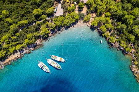 Foto de Marmaris, Mugla, Turquía. Playa Incekum en Marmaris con agua turquesa perfecta. Vista aérea de la playa, tiro con dron. - Imagen libre de derechos
