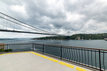 Téléchargez les photos : Istanbul, Turquie. Beau paysage de bosphore d'Istanbul depuis la terrasse. Vue du pont Fatih Sultan Mehmet. - en image libre de droit