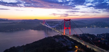 Téléchargez les photos : Vue aérienne du pont Fatih Sultan Mehmet à Istanbul, Turquie. Belle vue du lever du soleil sur le Bosphore d'Istanbul. Drone shot. - en image libre de droit