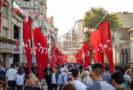 Téléchargez les photos : Istanbul, Turquie - 28 octobre 2023 : La rue Taksim Istiklal est décorée de drapeaux turcs. Fête de la République turque (29 Ekim Cumhuriyet Bayrami) à Istanbul. Istanbul, Turquie. - en image libre de droit