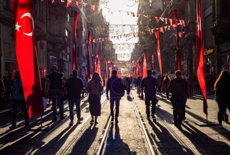 Téléchargez les photos : Istanbul, Turquie - 28 octobre 2023 : La rue Taksim Istiklal est décorée de drapeaux turcs. Fête de la République turque (29 Ekim Cumhuriyet Bayrami) à Istanbul. Istanbul, Turquie. - en image libre de droit