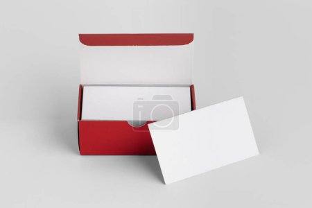 Foto de Una maqueta de tarjetas de visita. Tarjeta de visita con caja sobre fondo blanco. - Imagen libre de derechos