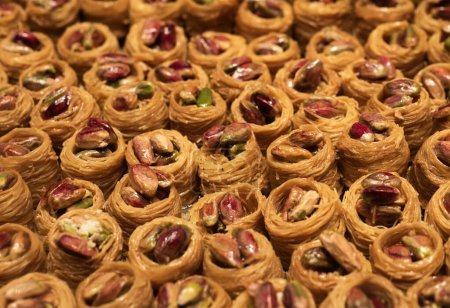 Foto de Baklava dulce turco en bandeja. Baklava tradicional de Gaziantep, Turquía. Baklava con pistacho. - Imagen libre de derechos