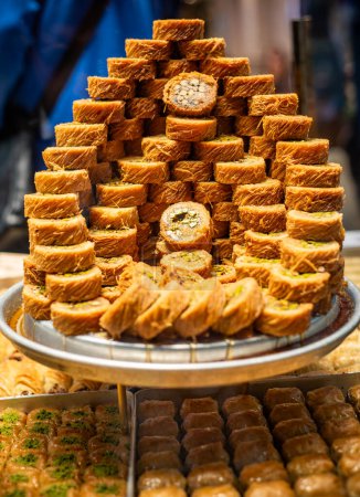 Téléchargez les photos : Variétés de Baklava sur le magasin de desserts. Du baklava turc sur le plateau. Baklava traditionnel de Gaziantep, Turquie. Baklava à la pistache. - en image libre de droit