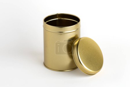 Foto de Caja de metal. Metal redondo con tapa. Caja de metal dorado. Aislado sobre fondo blanco. - Imagen libre de derechos