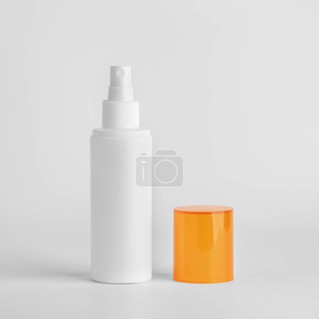 Téléchargez les photos : Flacon en plastique blanc. Mockup pour produits de nettoyage, produits liquides, produits chimiques et eau. - en image libre de droit