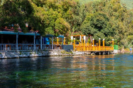 Foto de Mugla, Turquía - 11 de septiembre de 2023: Río Azmak en el distrito de Akyaka en Ula, Mugla, Turquía. Hermosa vista del río Azmak. Acuario natural. - Imagen libre de derechos