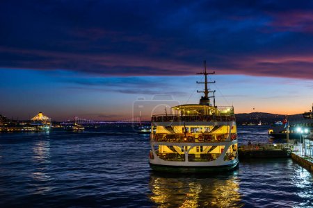 Foto de Ciudad de Estambul en Turquía. Hermoso paisaje del amanecer del Bósforo de Estambul. Increíble cielo de colores en la mañana. - Imagen libre de derechos