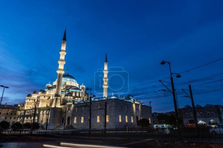 Téléchargez les photos : Istanbul City en Turquie. Mosquée Yenicami (Nouvelle mosquée) à Eminonu. Beau paysage du lever du soleil du bosphore d'Istanbul. Incroyable ciel coloré le matin. - en image libre de droit