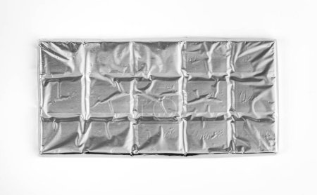Foto de Chocolate envuelto en papel de aluminio. Paquete de chocolate. - Imagen libre de derechos