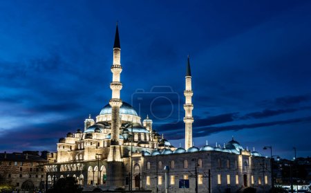 Téléchargez les photos : Mosquée Yenicami (Nouvelle mosquée) à Eminonu. Beau paysage du lever du soleil du bosphore d'Istanbul. Incroyable ciel coloré le matin. - en image libre de droit