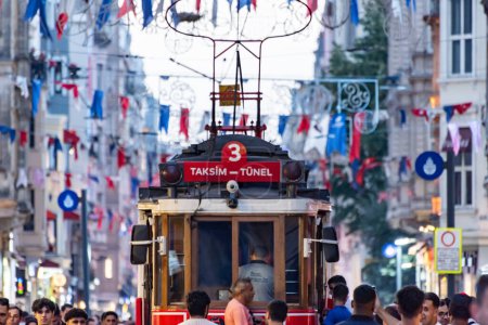 Téléchargez les photos : Istanbul, Turquie - 23 septembre 2023 : Foule de personnes sur Istiklal Caddesi, Taksim. Destination touristique populaire Taksim Istiklal Street. Beyoglu, Istanbul, Turquie. - en image libre de droit