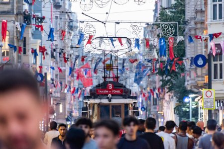 Foto de Estambul, Turquía - 23 de septiembre de 2023: Multitud de personas en Istiklal Caddesi, Taksim. Destino turístico popular Taksim Istiklal Street. Beyoglu, Estambul, Turquía. - Imagen libre de derechos