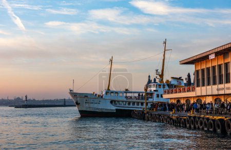 Téléchargez les photos : Istanbul, Turquie - 10 décembre 2023 : Belle vue sur le district de Kadikoy à Istanbul, Turquie. Kadikoy avec ciel bleu. - en image libre de droit