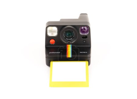 Téléchargez les photos : Istanbul, Turquie - 7 décembre 2023 : Polaroid Now + Generation 2 i-Type Instant Camera with film frame. Caméra de film Polaroid couleur noire sur fond blanc. - en image libre de droit