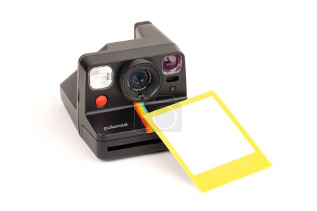 Foto de Estambul, Turquía - 7 de diciembre de 2023: Polaroid Now + Generation 2 i-Type Instant Camera with film frame. Color negro Cámara de película Polaroid sobre fondo blanco. - Imagen libre de derechos