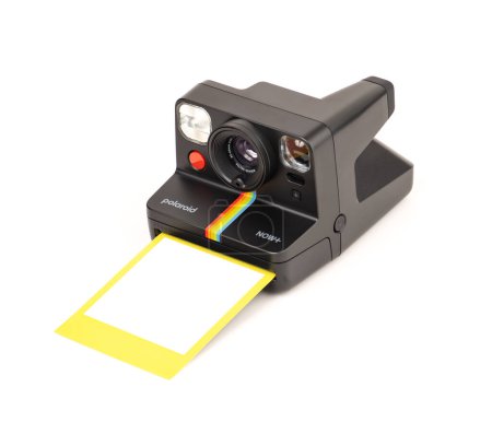 Foto de Estambul, Turquía - 7 de diciembre de 2023: Polaroid Now + Generation 2 i-Type Instant Camera with film frame. Color negro Cámara de película Polaroid sobre fondo blanco. - Imagen libre de derechos