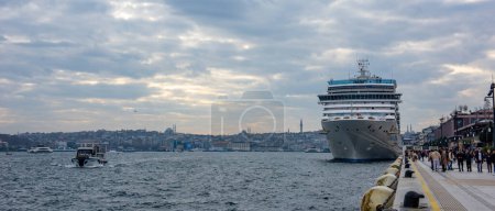 Téléchargez les photos : Istanbul, Turquie - 30 décembre 2023 : Bateau de croisière Costa Deliziosa à Galataport, Istanbul, Turquie. Le bateau de croisière navigue dans le Bosphore d'Istanbul. - en image libre de droit