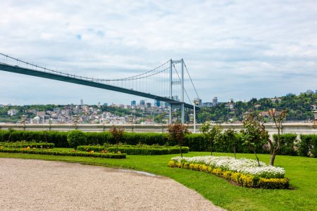 Blick auf die Istanbuler Bosporus-Brücke vom Garten des Beylerbeyi-Palastes. Istanbul, Türkei.