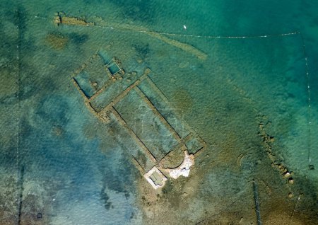 Basílica submarina en el lago Iznik. Bursa, Turquía. Basílica de San Neófito. Disparo de dron.