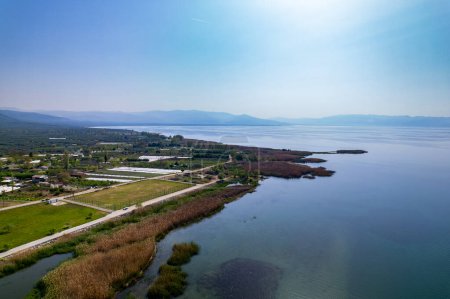 Lago Iznik en Bursa, Turquía. Iznik es una hermosa ciudad de Bursa City. Disparo de dron.