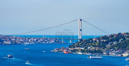 Istanbul in der Türkei. Schöne Sonnenaufgangslandschaft am Bosporus in Istanbul. Erstaunlich farbiger Himmel. Bosporus-Brücke in Istanbul.