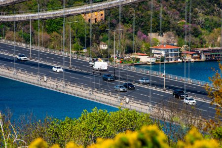 Verkehr auf der Istanbuler Bosporus-Brücke (15. Juli). Istanbul, Türkei.