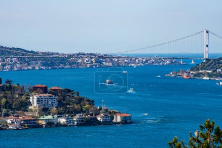 Istanbul in der Türkei. Schöne Sonnenaufgangslandschaft am Bosporus in Istanbul. Erstaunlich farbiger Himmel. Bosporus-Brücke in Istanbul.
