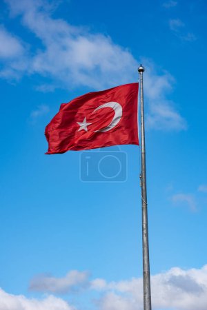 Drapeau turc agitant dans le ciel bleu.