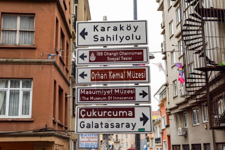 Téléchargez les photos : Istanbul, Turquie - 18 février 2024 : Panneau de rue à Istanbul, Turquie. - en image libre de droit