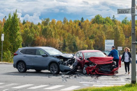 Foto de Rouyn-Noranda, Quebec, Canadá, 2022-09-26 - Accidente que involucra dos autos en un día de otoño, con socorristas - Imagen libre de derechos