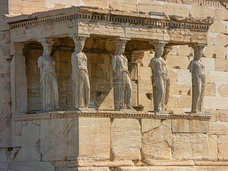 Cariátides de Erechteion en la Acrópolis, Atenas, Grecia 