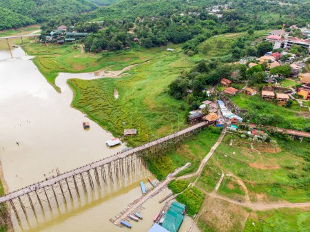 Téléchargez les photos : Les ponts traditionnels thaïlandais en bois franc sont appelés le pont Saphan Mon pour les personnes qui marchent en face de la rivière. Asie Thaïlande point de repère. - en image libre de droit
