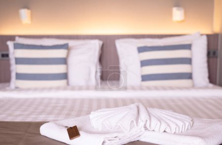 Foto de Toallas blancas limpias del hotel en la cama, hermosas de toallas de baño esponjosas - Imagen libre de derechos