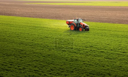 Traktor streut Kunstdünger aus. Verkehr, Landwirtschaft.