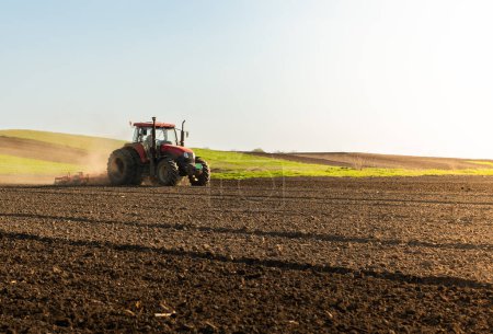 Un agriculteur sur un tracteur transforme un champ agricole. Préparation de la terre pour une nouvelle plantation de cultures